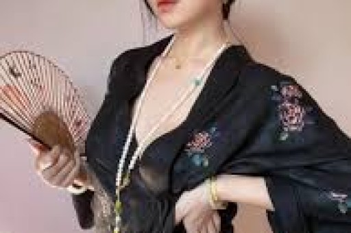 割韭菜、造富婆人设、骗钱2025年明星直播“乱象多”！